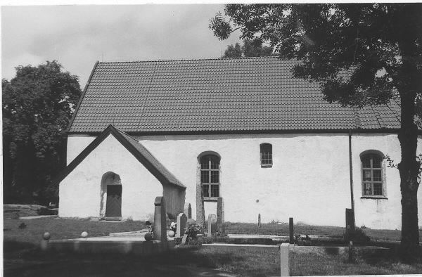 Hanhals gamla kyrka, med rötter i 1200-talet, efter sin genomgripande restaurering 1940. Här ses södra fasaden med vapenhus.