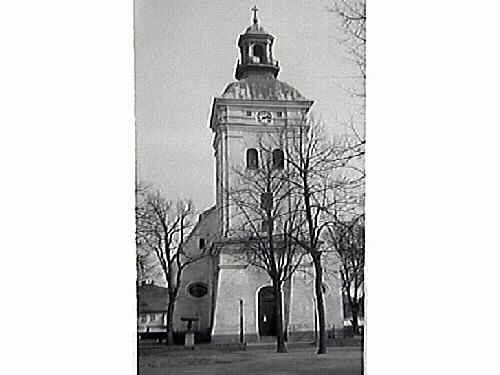 Ingången till Varbergs kyrka. Bild 3 visar även tornet. Bilden tagen från väster.