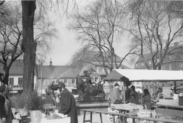 Torghandel en lördag på Stora torg i Halmstad. I bakgrunden ses Carl Milles fontän "Europa och tjuren" från 1926.