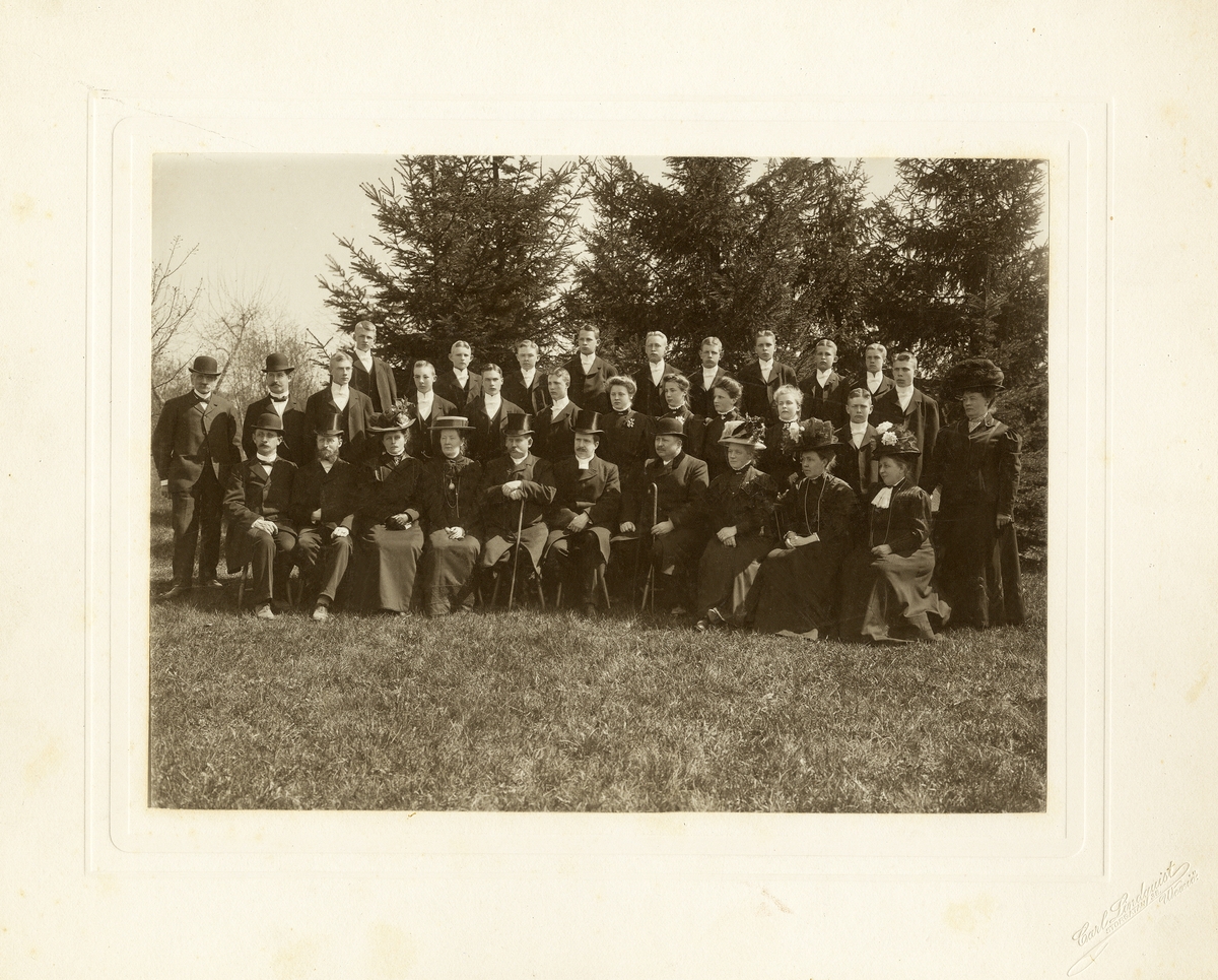 Konfirmander och lärare från dövstumskolan i Växjö, ca 1910. 
Man har (trol.) samlats i skolans trädgård.