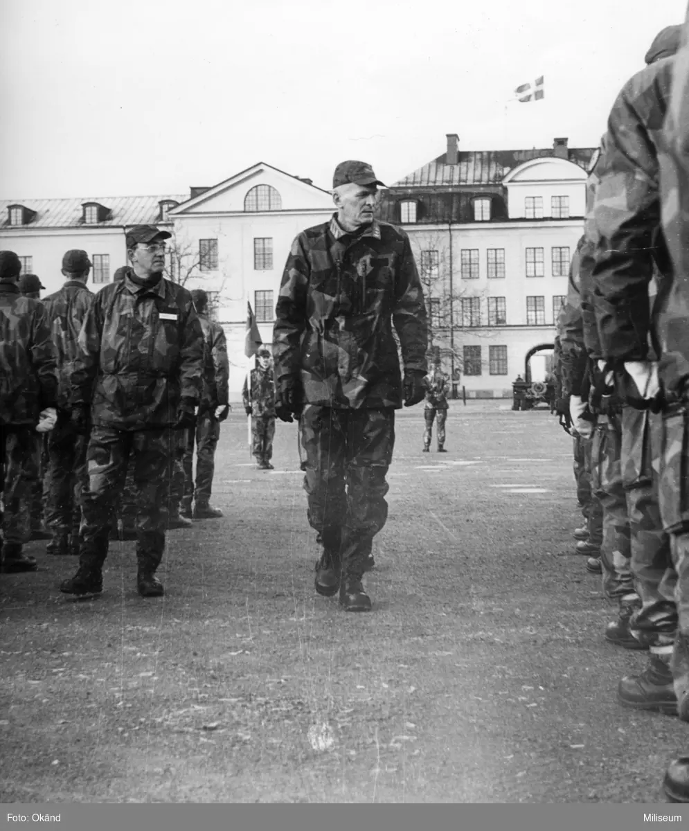 General Owe Wiktorin, Militärbefälhavare för Södra Militärområdet (MiloS) 1992-1994, i mitten och överste Christer Ljung, chef Ing 2 till vänster. Ing 2 kasern i bakgrunden.