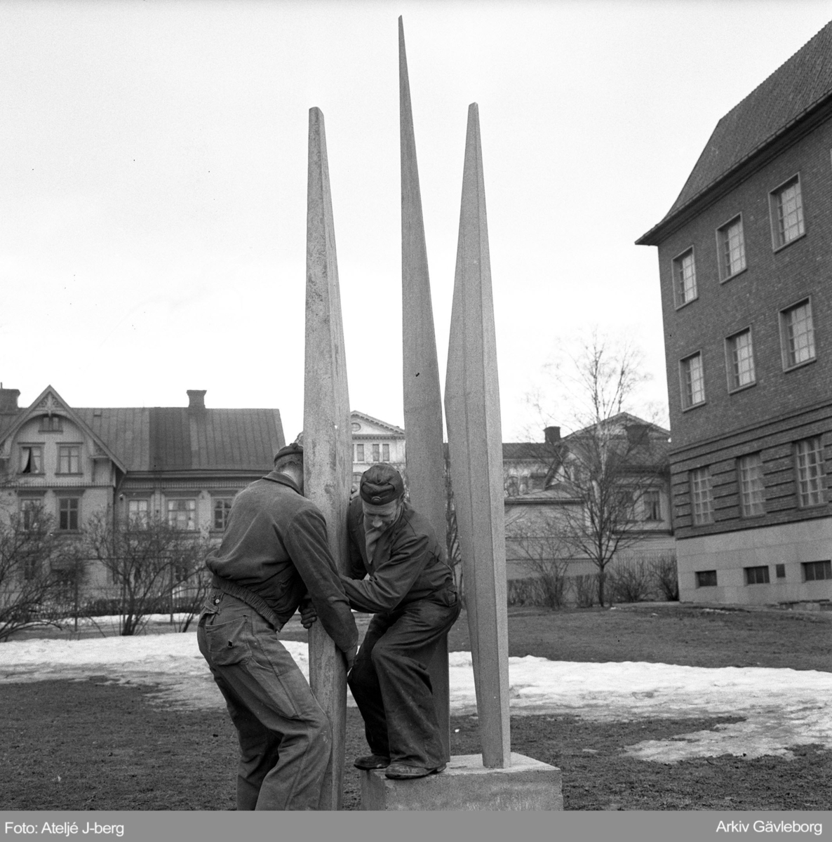 Johnny Mattsson staty utanför Länsmuseet Gävleborg, 1958.