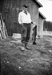 Sigmund Nes (f. 1937) med ein stor aure teke i Vottaneshølen