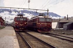 Elektrisk lokomotiv El 13 2151 og El 14 2170 med hvert sitt 