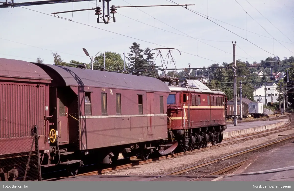Elektrisk lokomotiv El 8 2071 med godstog på Sandefjord stasjon