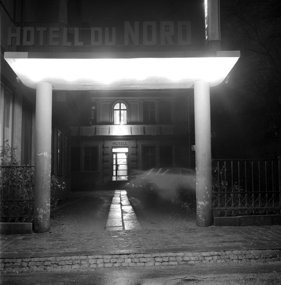 Ur en serie tagningar fotografen rubricerat "Nattbilder" hämtar vi detta spel mellan ljus och mörker från entrén till Hotell Du Nord.
