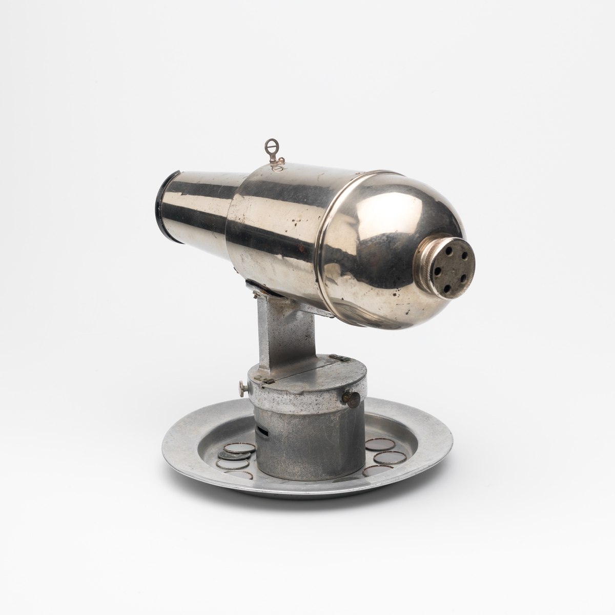 The Wonder Photo Cannon er et kamera for bruk til portrettfotografering, produsert av Chicago Ferrotype Company. Kameraet, som er et tørrplatekamera for ferrotypier, ble introdusert i U.S.A. i 1910, og patenter i England den 8. april 1911. 
Dette kameraet har fått navnet sitt etter utseende. Den ser ut som en liten kanon og tar små runde bilder, 1 “ i diameter, på en svartlakkert metallplate. Kameraet ble brukt av gatefotografer og bildene ble fremkalt med en gang i boksen som kameraet står på. 
Denne populære formen for fotografering ble også kalt button-fotografering.