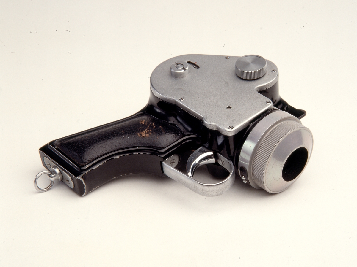 Pistol camera er et halvformat 35 mm kamera form som en pistol. Det ble produsert på 1950-tallet av den japanske kameraprodusenten Mamiya for å trene politiet.
Kameraet ble lagd i omkring 250 eksemplarer.