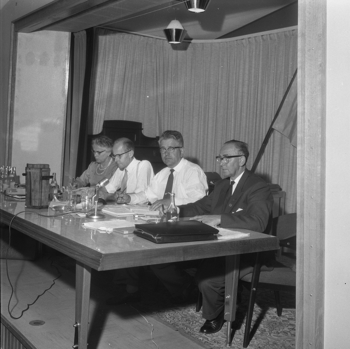 Skomakarmästarna debatterade höjda priser på skosulningar. 
14 juli 1959.