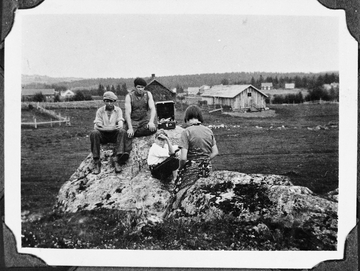 Personer på store steiner på Mørbrubeite (under Rogneby) på Krabyskogen, Østre Toten, året 1934. Fra venstre: Kasper Pinslund, Osvald Hagen, Arvid Olsen, Hildur Pinslund (gift Hagen). I bakgrunnen til venstre gården Krabysanden.