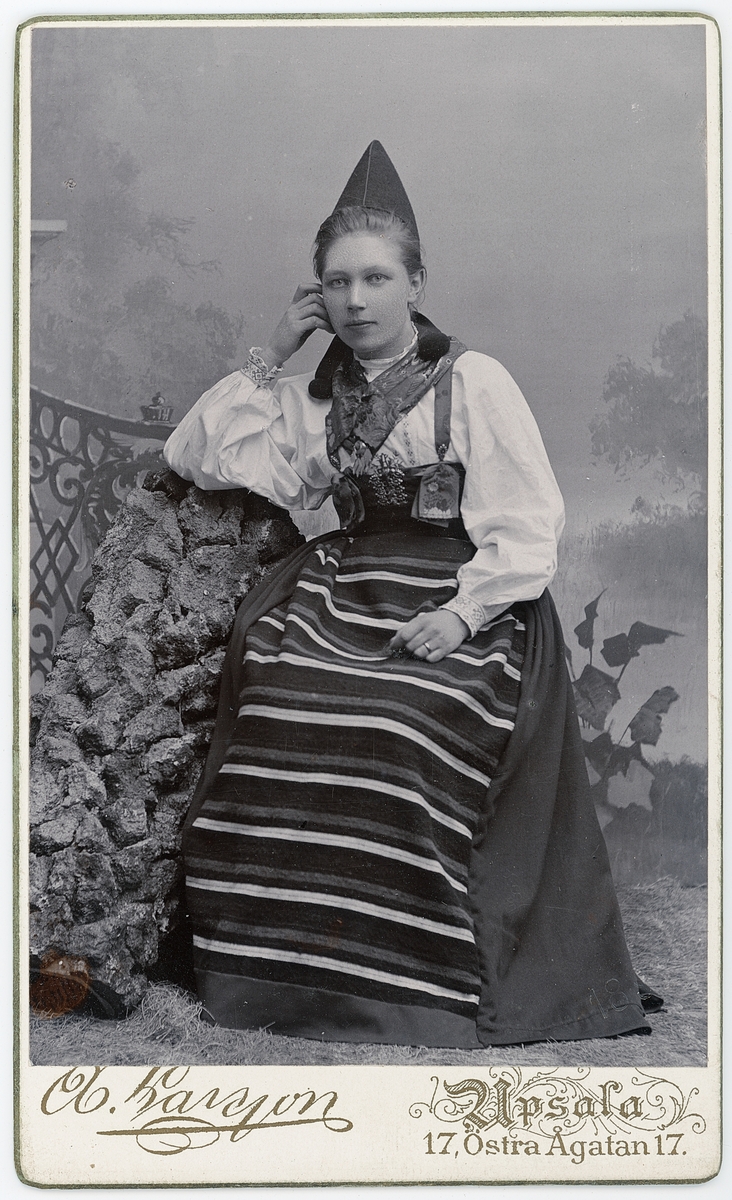 Kabinettsfotografi - kvinna i folkdräkt, Uppsala 1892
