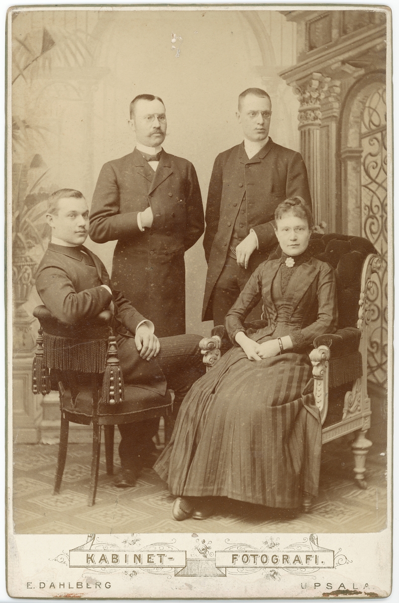 Kabinettsfotografi - tre män och en kvinna, Uppsala