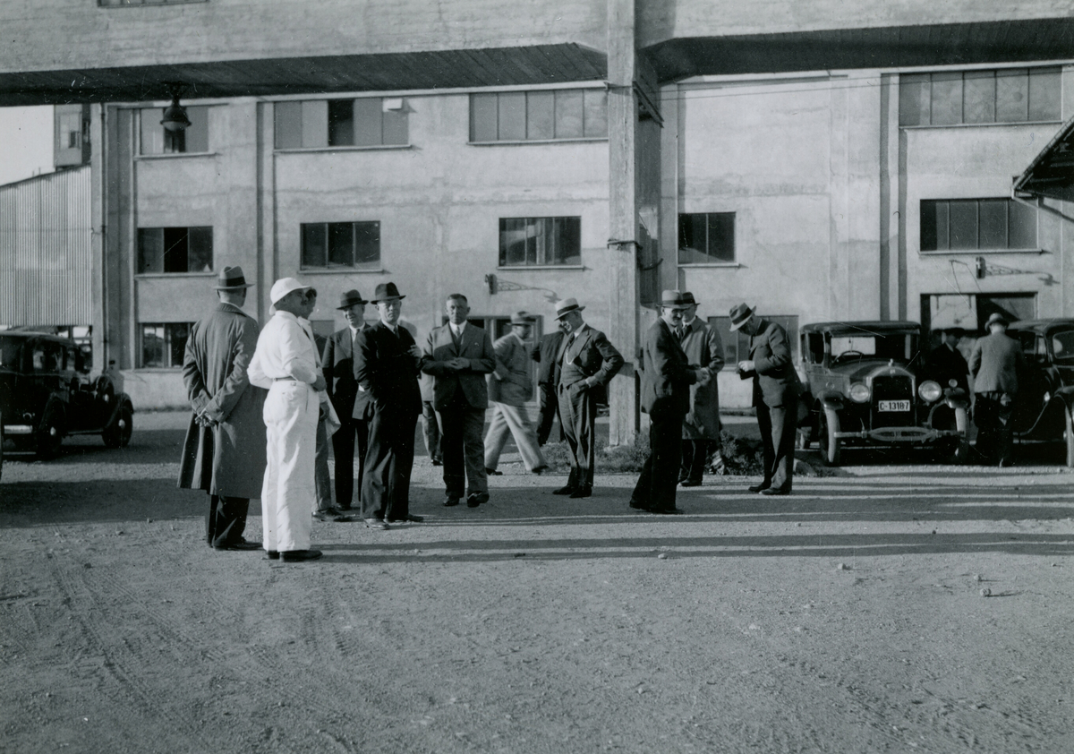 Kornrådet på besøk på Kambo mølle 25.8.1936.  På bildet med dei to personale er rådsmedlemmane Nilssen og Eldrum ved maisrenna på mølla.  