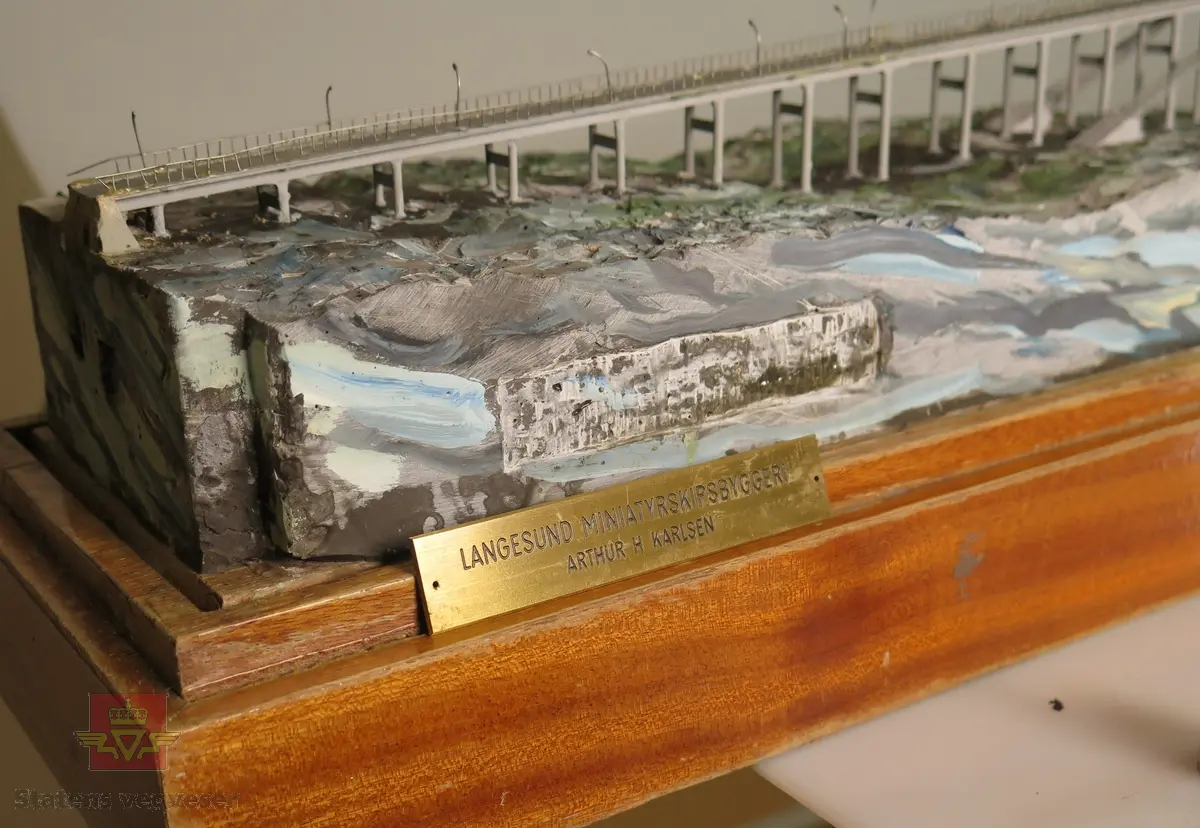 Miniatyr bru i målestokk 1:500. Lagd av tre og gips. Bygd på en tresokkel.
