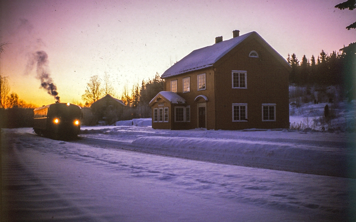 Motorvogn Bm.86.10 ved Merkebekk stasjon på vei mot Neslandsvatn. Kragerøbanen. Vinter 1988.
