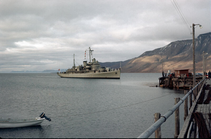 Bilde av marinefartøy i Adventfjorden. Gamlekaia kan skimtes til høyre.