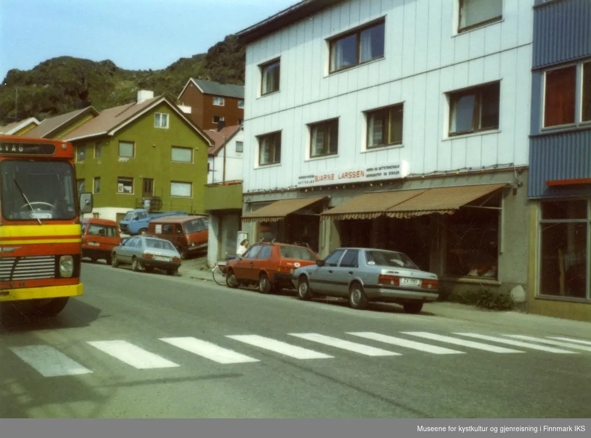 Honningsvåg, Nordkappgata. Bjarne Larssen's butikk. Sommeren 1985.