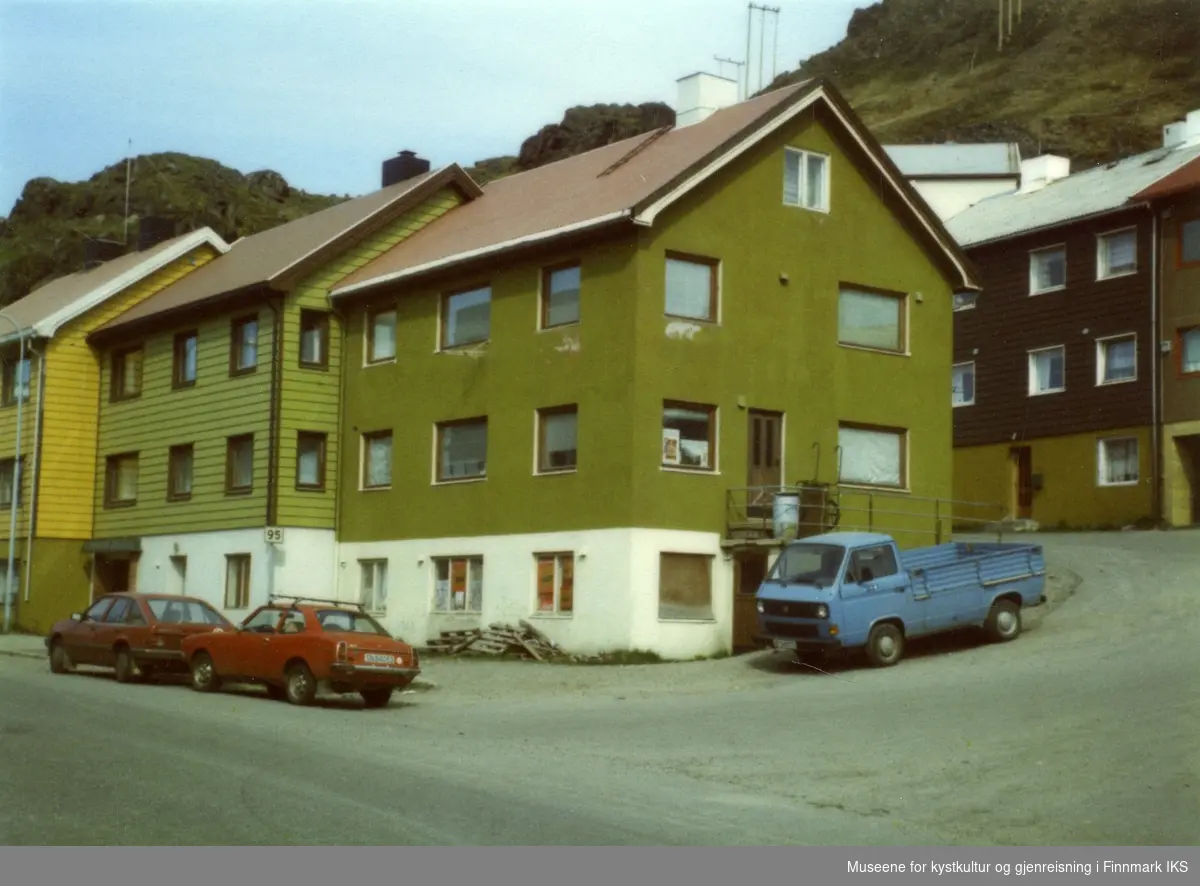 Honningsvåg, Nordkappgata. Bakken opp til kafé "Ritz" og Øvergata. Sommeren 1985.