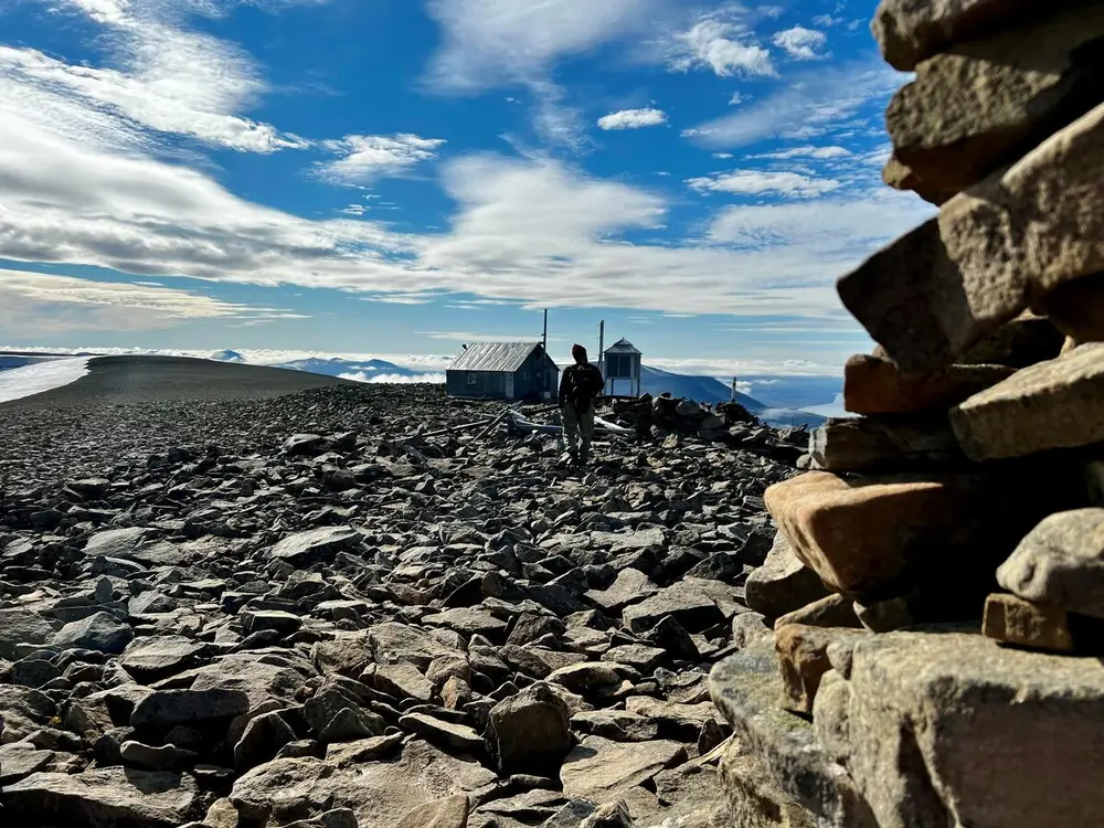 Bildet viser en hytte på toppen av Nordenskioldfjellet, 1050 meter over havet. Denne ble brukt under det andre Polaråret, i 1932-1933.