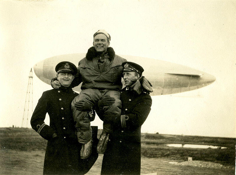 Bildet viser 3 personer foran Luftskipet "Italia".