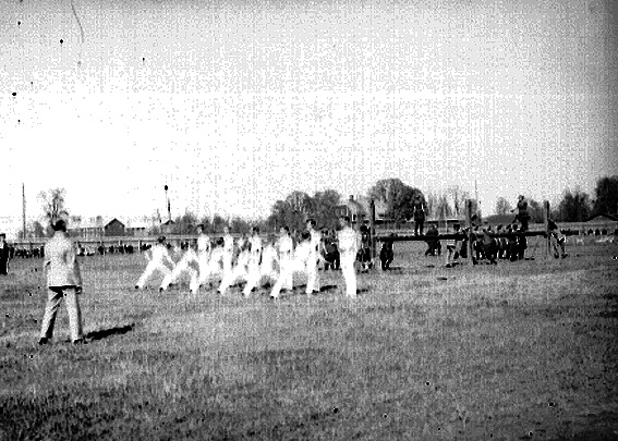 Gymnastikuppvisning på Tingvalla på en bild tagen i början på 1920-talet.