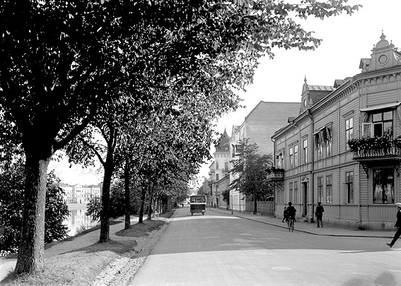 Sandbäcksgatan i höjd med Norra Klaragatan mot centrum. Bilden tagen i mitten av 1930-talet.