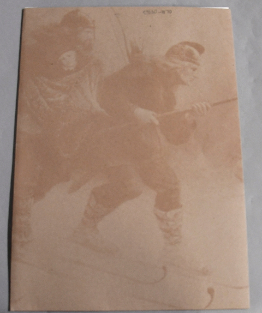 Brosjyre i storformat med forord av kong Harald, informasjon om Birkebeinerlauget og bilder av norske skihelter.