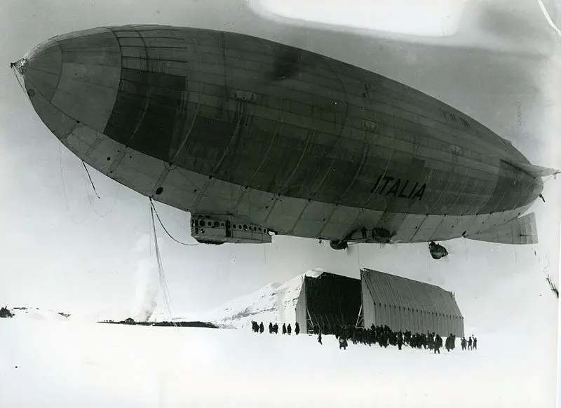 Bildet viser luftskipet Italia over hangaren. Bildet er tatt omtrent 1925/26. Fotograf er ukjent. Bildet er hentet fra Svalbard museums fotosamling.