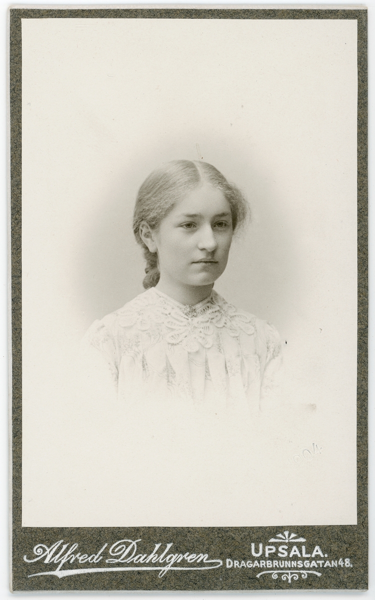 Kabinettsfotografi - ung kvinna, Uppsala 1904