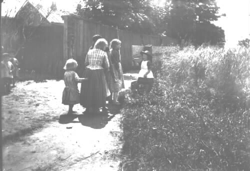Skolbarn leker på "stigen" vid Fältstöms.  "Lyckans stig" bakom Fältstöms plank.(C.E.)  Beskrivning av fastigheter se bild nr 00046. 