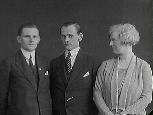 Tre av syskonen Bexell, två män och en kvinna. Kandidat Rolf Bexell beställde bilden och är troligen mannen till höger.