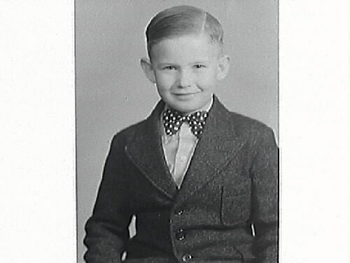 Pojkporträtt av gosse i prickig fluga. Stinsen Gustafsson beställde bilderna och är troligen pojkens far.