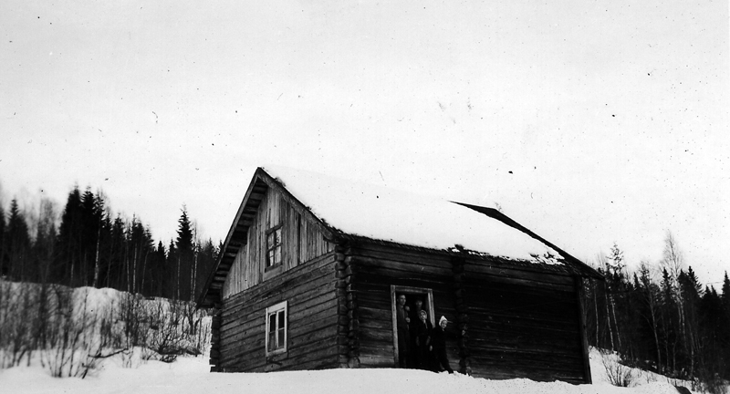 Rökstuga i Vålfallet, S.Finnskoga, avkortad på högra flygeln vid ombyggnaden 1928. Rökmuren är riven och på vintrarna bor där timmerkörare och timmerhuggare