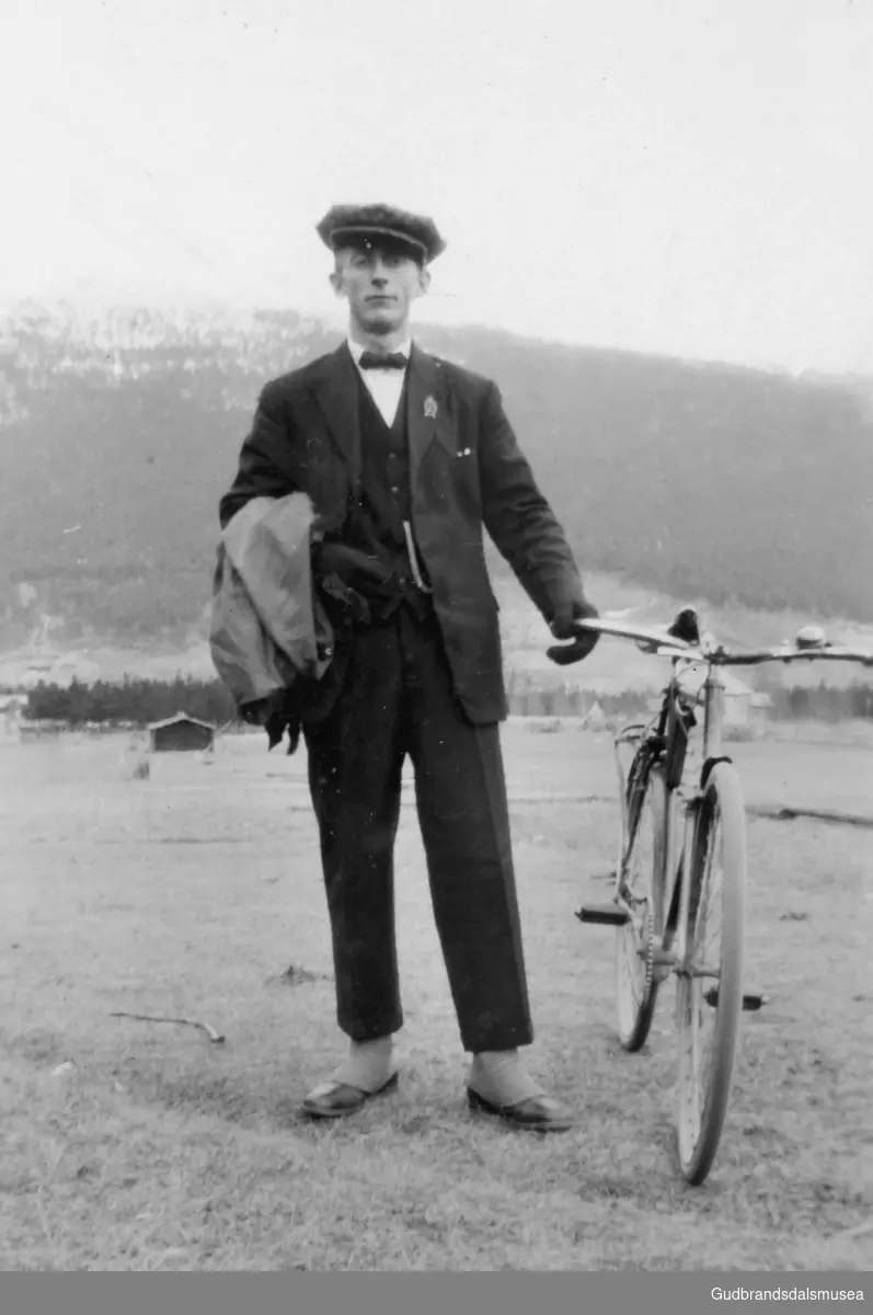 Per Haugen (f. 1906) med sykkel