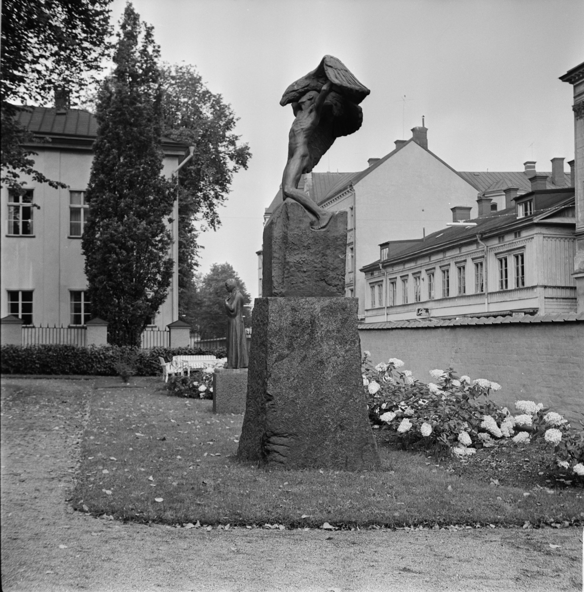Statyerna Mor av Carl Eldh och Vingarna av Carl Milles vid Uplands Nation, S:t Larsgatan, Uppsala 1957