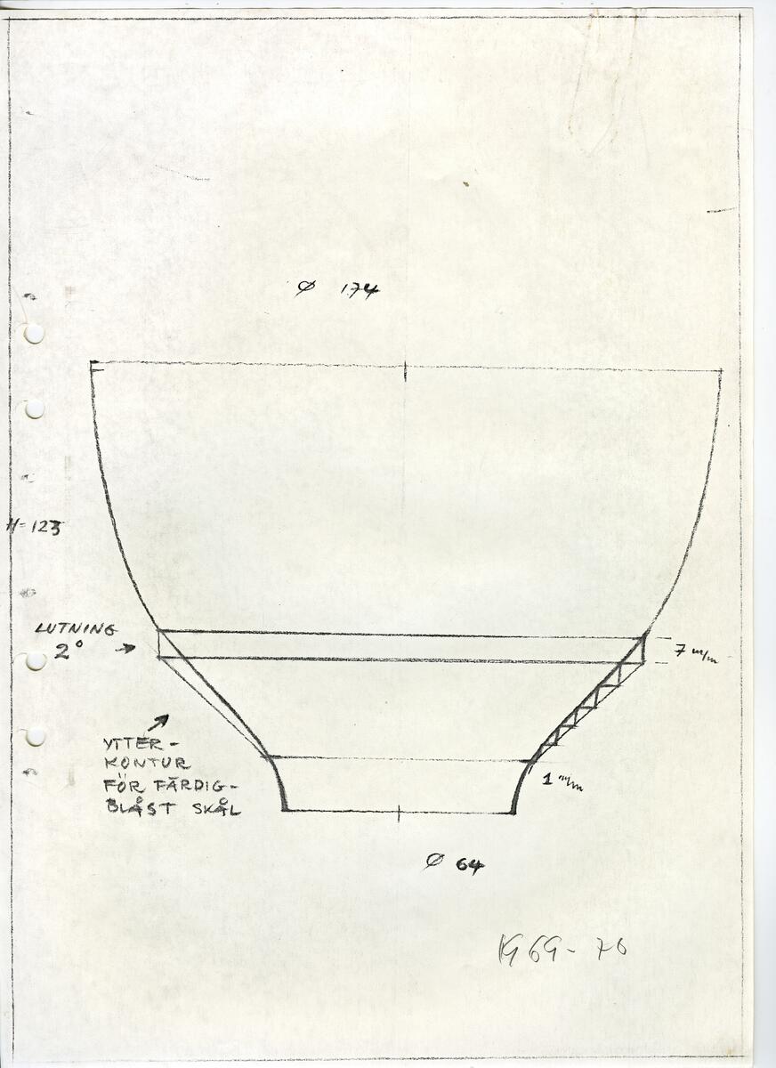 Materialet innehåller skisser till likörkylare, servisglas, flaskor, kannor m.m.