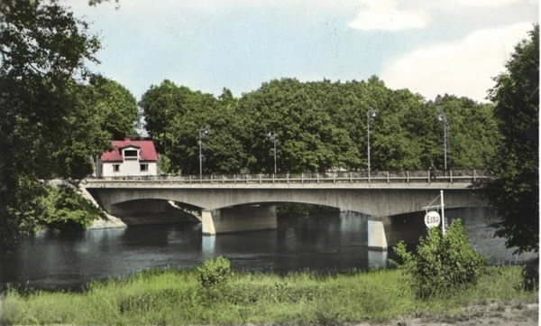 Vykort, "Knäred. Bron över Lagan." Bild 1 är kolorerad, bild 2 visar den i svartvitt. Betongbron har tre spann och vid vänstra fästet ses en villa och till höger en Esso-skylt.