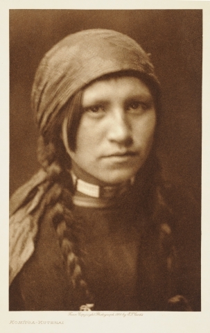 Portrett av en ung kvinne fra Kutenai-stammen.