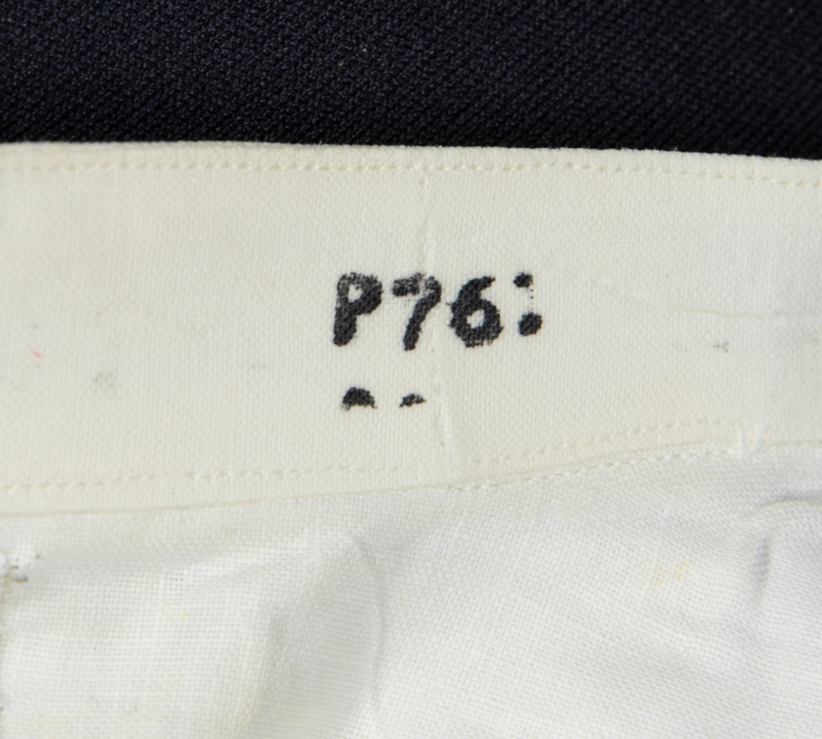 Uniform FV Stärkskjorta till paraduniform.
X: Frackskjortans storlek är ungefär 40 men den är troligen måttsydd. Kraginfästningen är märkt P 76. Löskrage.