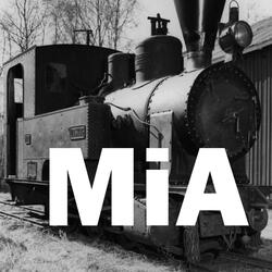 Svart-hvit foto av et lokomotiv med teksten MiA lagt oppå.