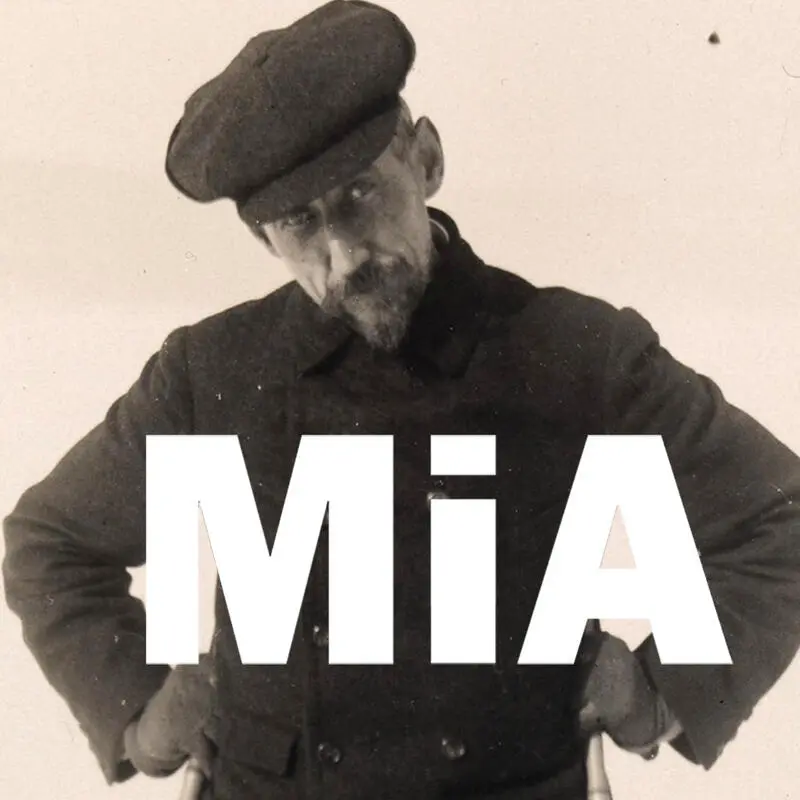Foto av en mann med hatt som ser rett i kameraet med teksten MiA lagt oppå.