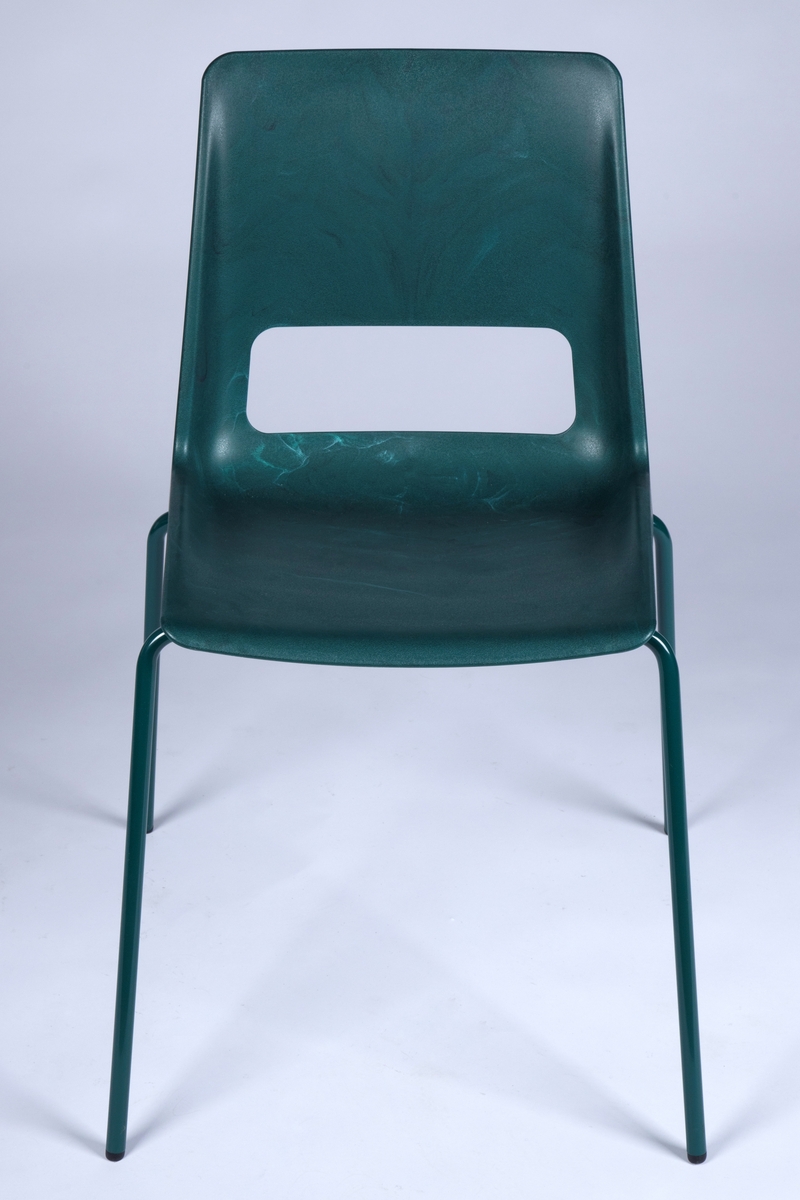 Stol hvor rygg og sete er utført i resirkulert plast, og understellet utført i resirkulert stål. Ryggen glir over i setet, og overgangen er markert med et gjennombrutt rektangulært felt. Samtlige kanter på rygg og sete er mykt avrundet. Deres overflate er dypt blågrønn, hvor den resirkulerte plasten skaper en marmoreringslignede effekt. Stolens understell består av fire skråstilte ben som er forbundet med hverandre under setet.