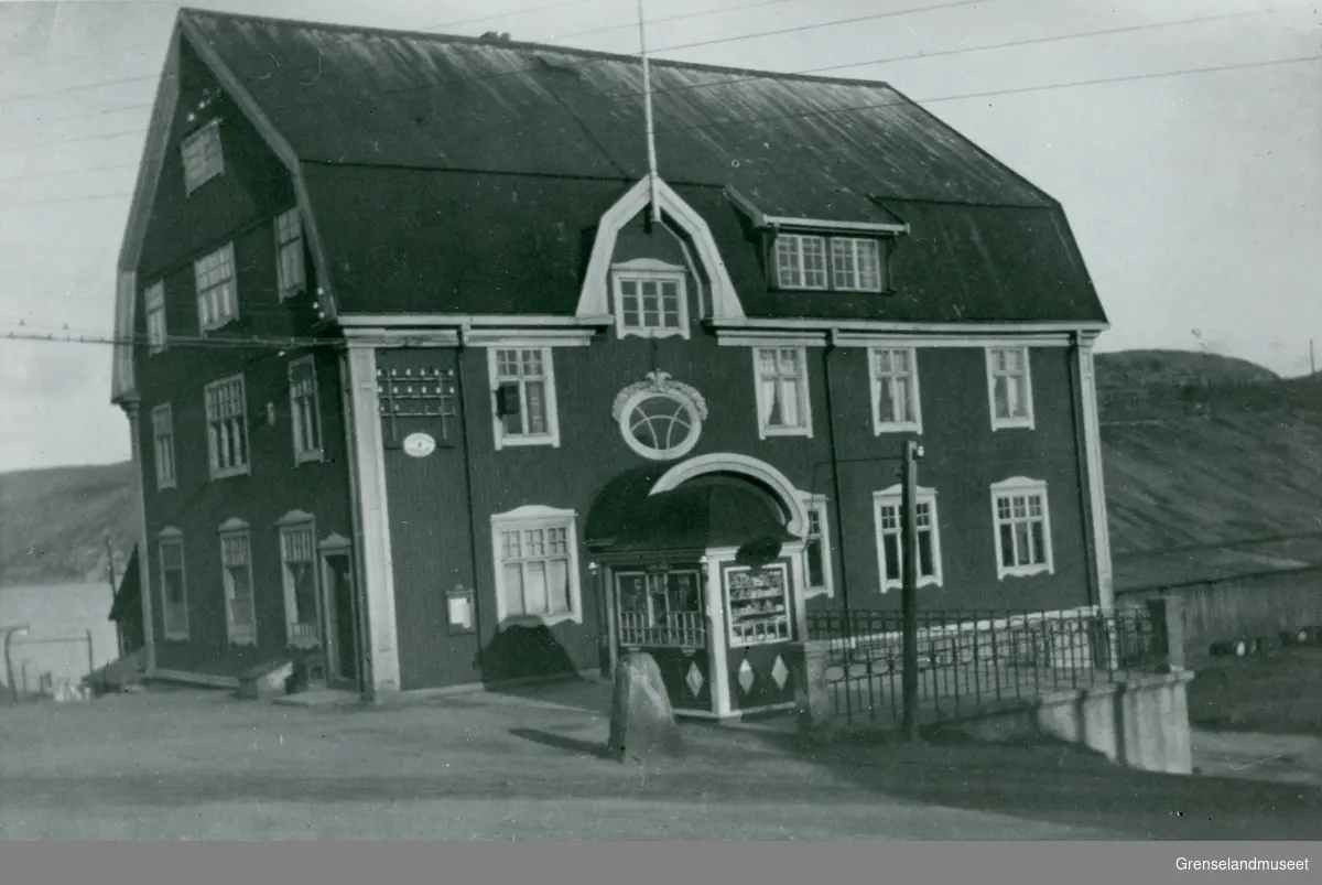 Kirkenes post og telegrafgård. Bygd i 1915 og brent ned i 1944.