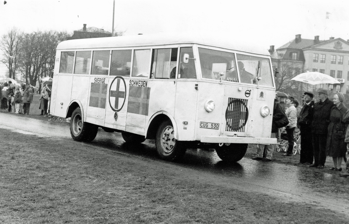 En av de "vita bussarna" i Skövde 1991. T 2 kasern i bakgrunden.
