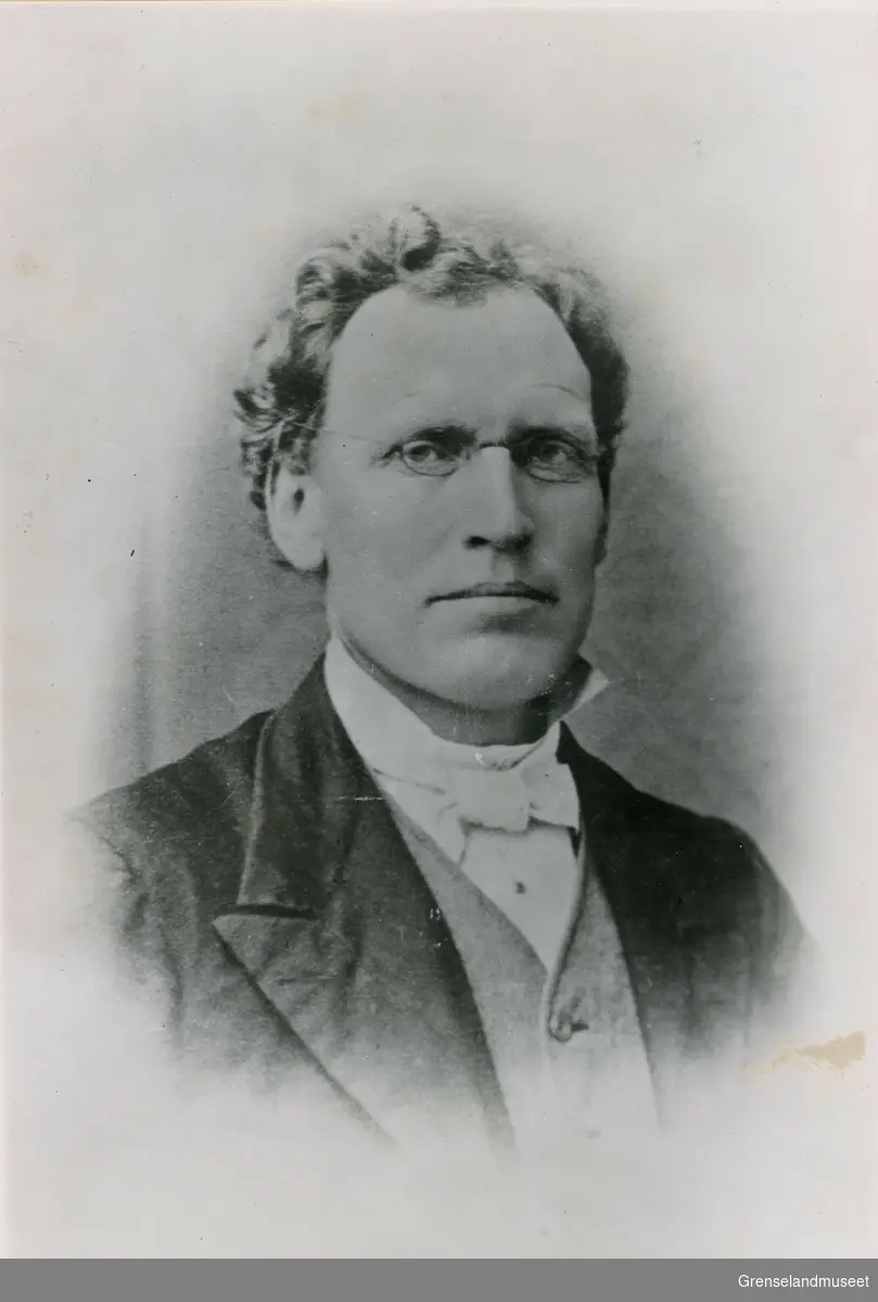 Portrett av Johannes Belsheim. Sogneprest og ordfører i Sør-Varanger. Her avbildet i 1870.