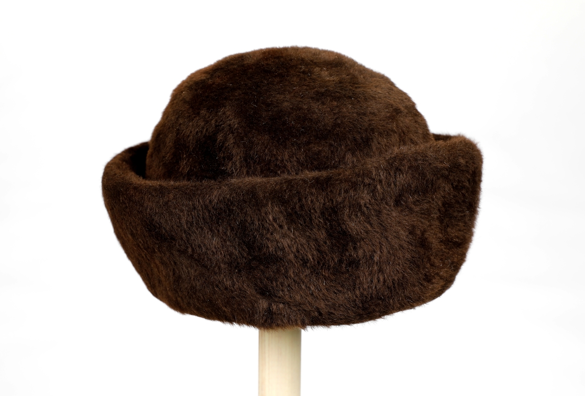 Brun hatt etter Gunda Flobak (f.1896, død 1970-tallet). Også brukt av Augusta Sandberg, som var datteren til Gunda. Den har en myk flosset utside og filt på innsiden.