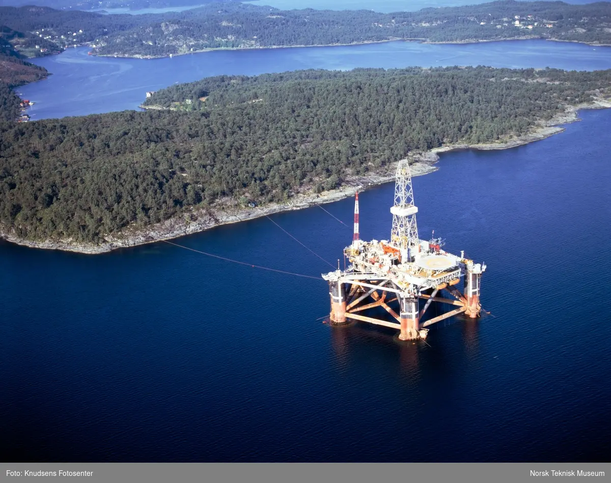 Oljeplattformen Bømlo fotografert fra fly i et fjord.