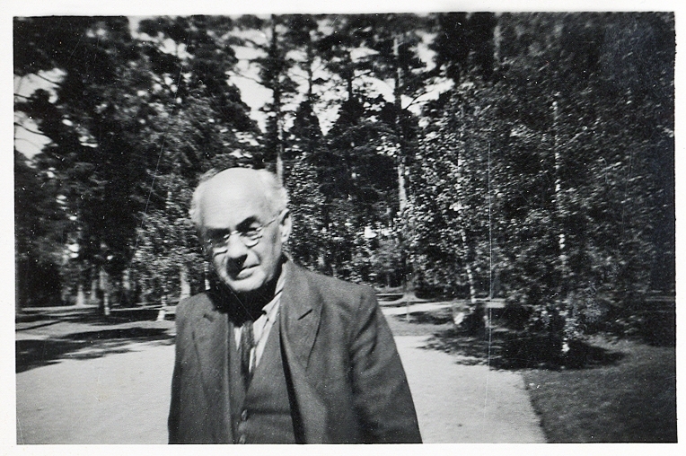 Johan Åström i kavajkostym med väst, ca 1950.