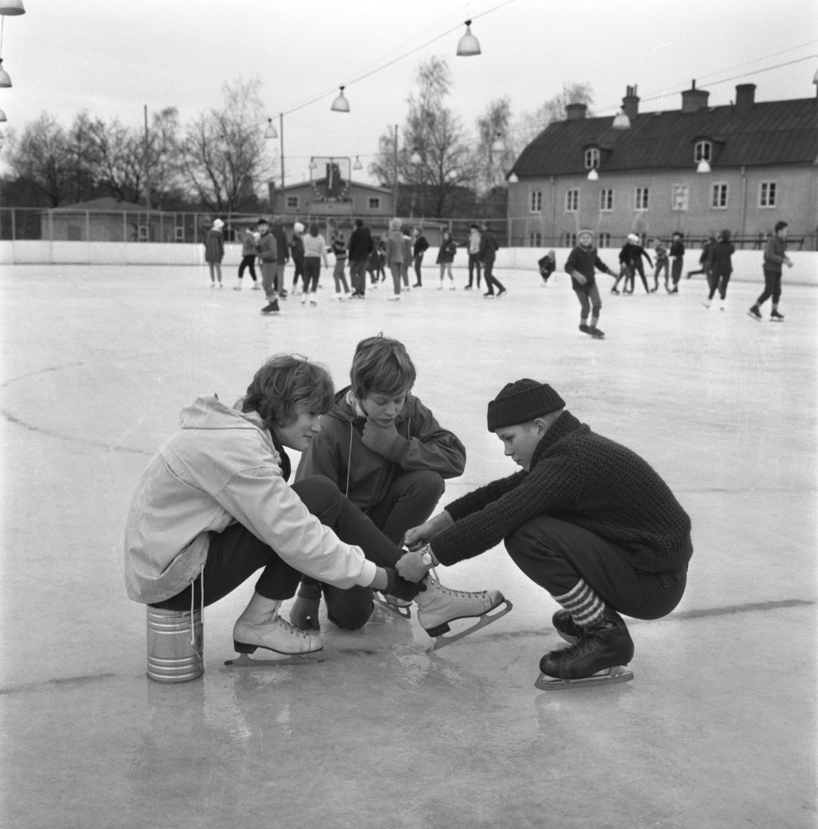 Gentleman på hockeyrör. Folkungavallens rink 1961.
