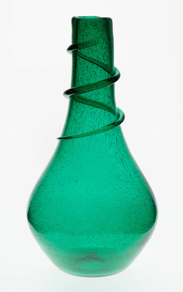 Balusterformet vase i grønnfarget gjennomskinnelig glass med påklipp rundt halsen. En rekke luftbobler i glassmassen.